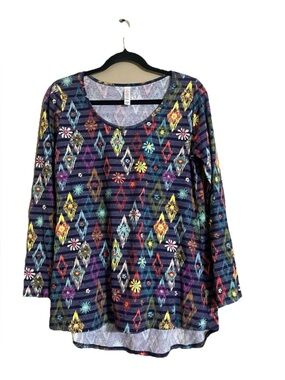 LuLaRoe Top Sz M LYNNAE Geometric/Novelty Print Long Sleeves Stretchy 
Hi/Lo Hem